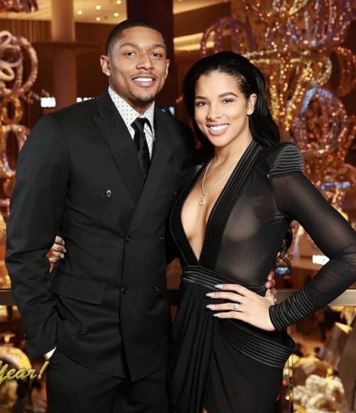 人美嘴毒，比尔火辣娇妻向高管爆粗口！起因竟是老公在NBA2K22中的能力数值。杜兰特表示：我的数值应该是99