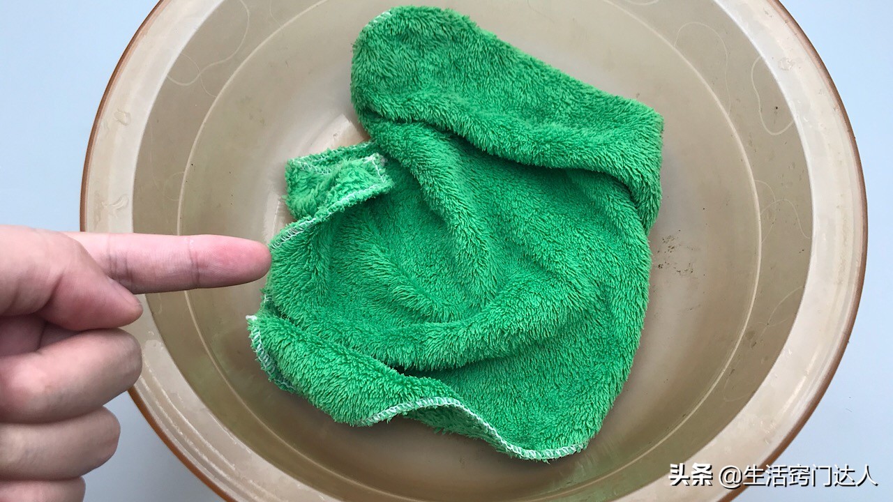 不管毛巾多脏多黄都洗干净,毛巾脏了别拿肥皂洗教你简单方法