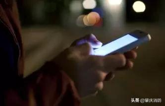 男子一边充电一边玩手机突然爆炸,男子边充电边玩手机发生爆炸