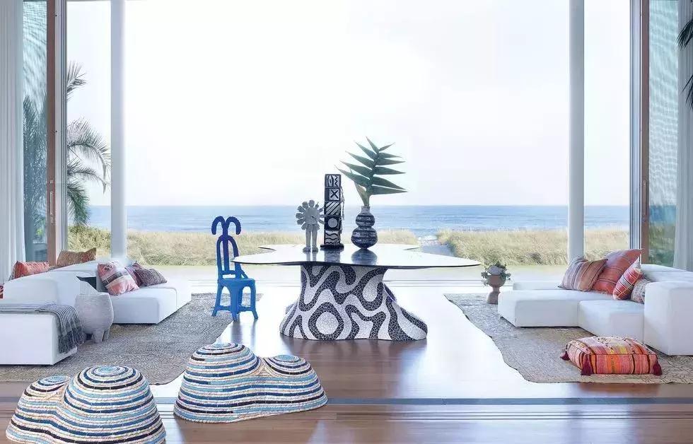 我和有钱人之间，就差一张白沙发了