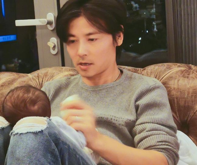 蔡少芬晒与小儿子外出照,蔡少芬带三个孩子和婆婆