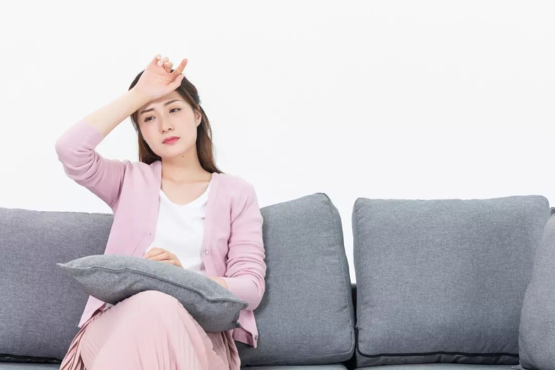 受凉就打喷嚏流鼻涕是什么原因,一受凉就打喷嚏流鼻涕什么原因