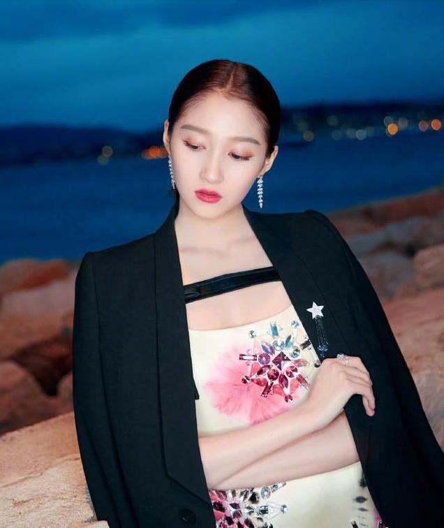 关晓彤穿得那么美要去见鹿晗吗,关晓彤的魅力如何俘获鹿晗