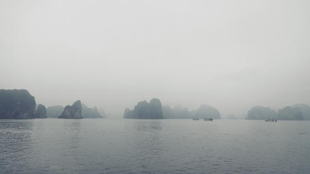 这里虽然风景如画人们生活的却很凄惨没日没夜的追着大船讨生活