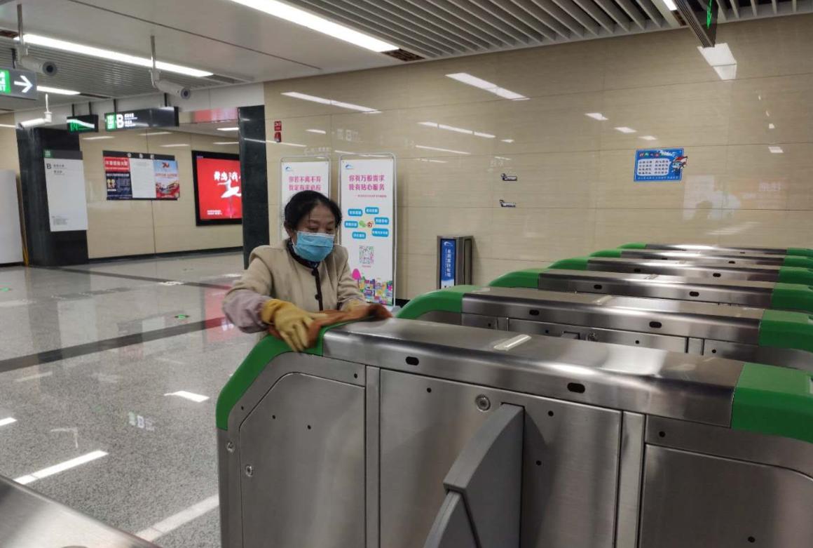 地铁车站防疫一线“清洁卫士”的24小时