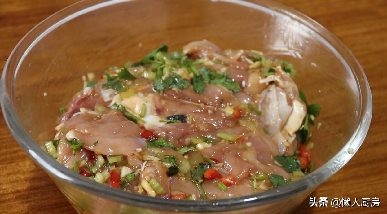 怎么做黄焖鸡腿好吃窍门,不加一滴水做鸡