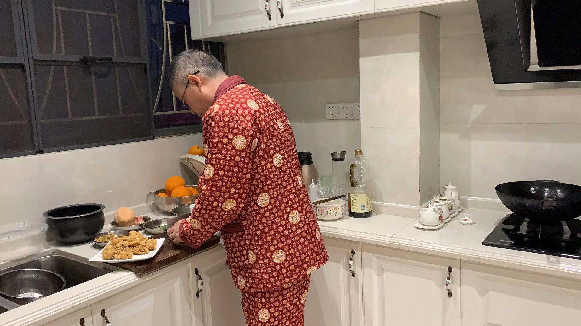 我们见证了历史,我们躺在沙发上