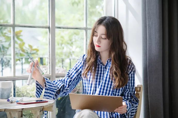 聪明女人都选低领毛衣,衣袖太长怎么穿更好看