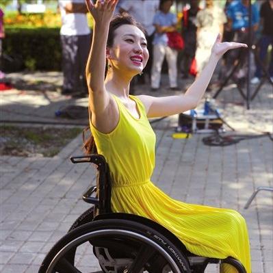 张艺谋谈奥运瘫痪女孩,张艺谋2008奥运谁残疾