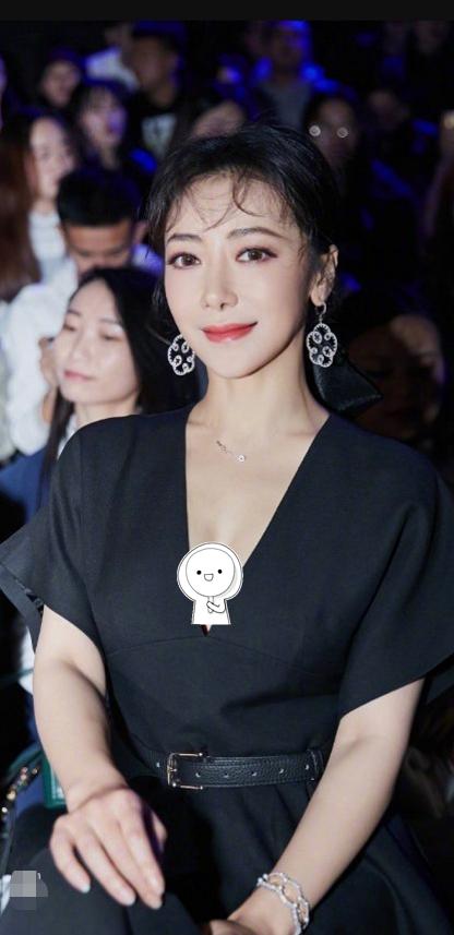 陈紫函身材也太嫩了吧，穿衣显“肉”，比例好的让人羡慕