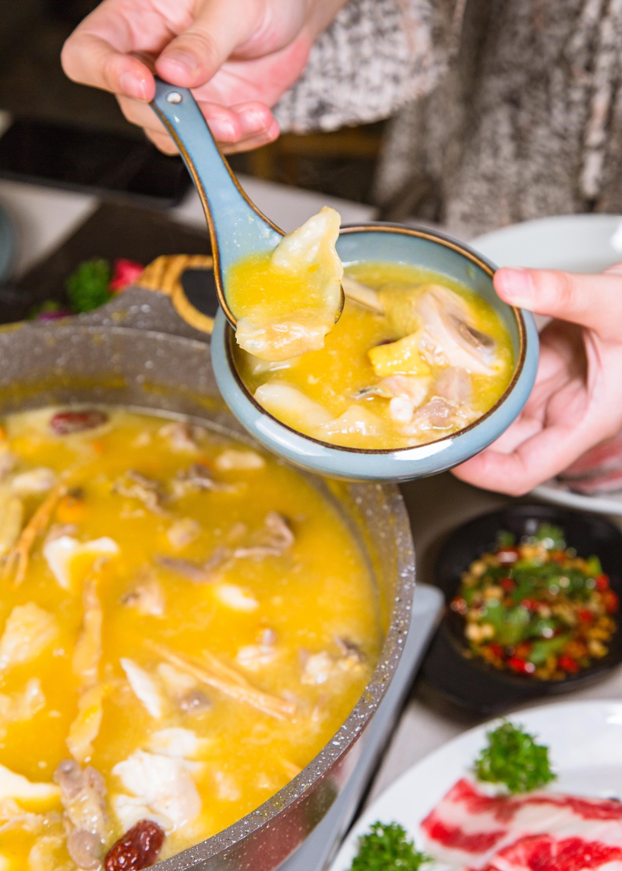 降温了适合吃点什么,一锅鲜香软嫩的花胶鸡火锅