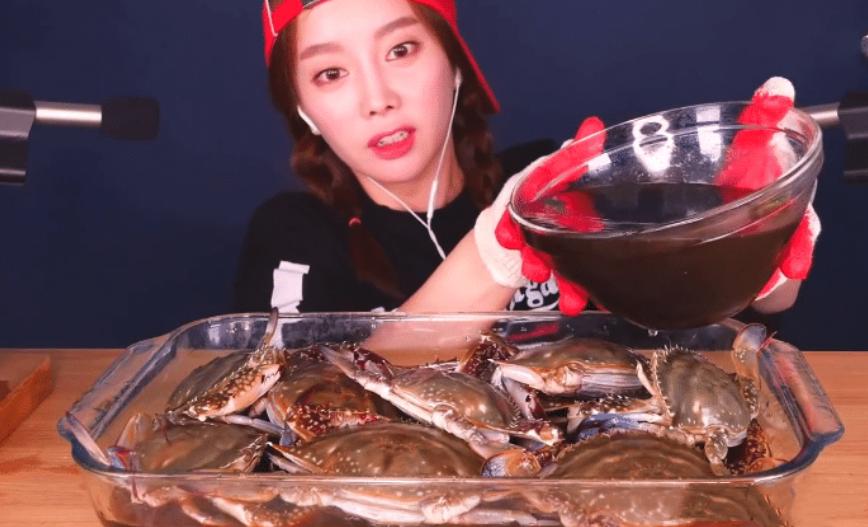 美女吃螃蟹直播视频,美女直播吃超大螃蟹