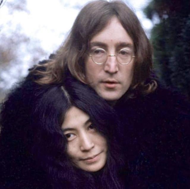 她跪于剪刀前，任由观众剪碎她身上的衣服，期间无一人停手