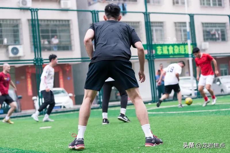 林丹脚踢球,林丹回到球场赢了