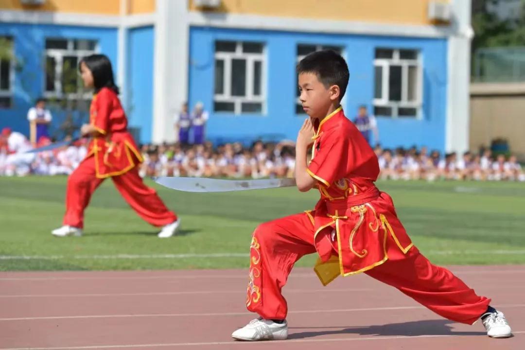 一共有207人参加体操表演,一百多人体育节开场