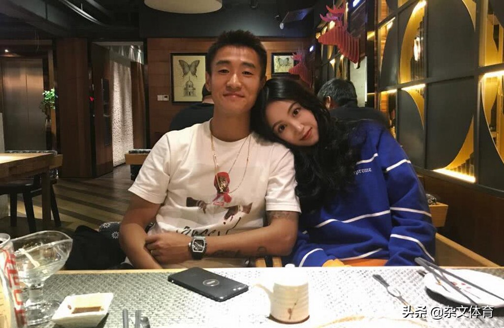 恒大天才扮演“不良少年”！携女友拍摄写真，被外媒疯狂夸赞