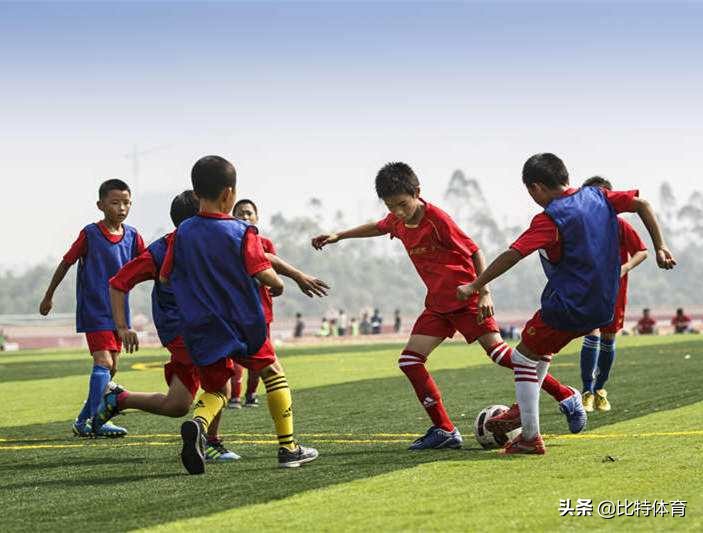时代少年飞踢,少年凌空踢中日本人的视频