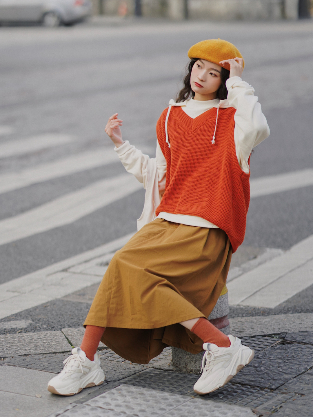 裙子运动鞋搭配秋冬款,运动鞋搭配裙装这种造型更加时髦