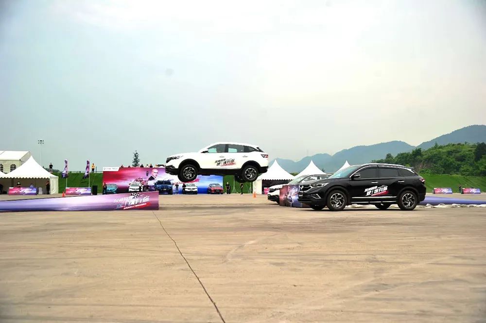 试驾风神新ax72018款,风神新ax7越野能力