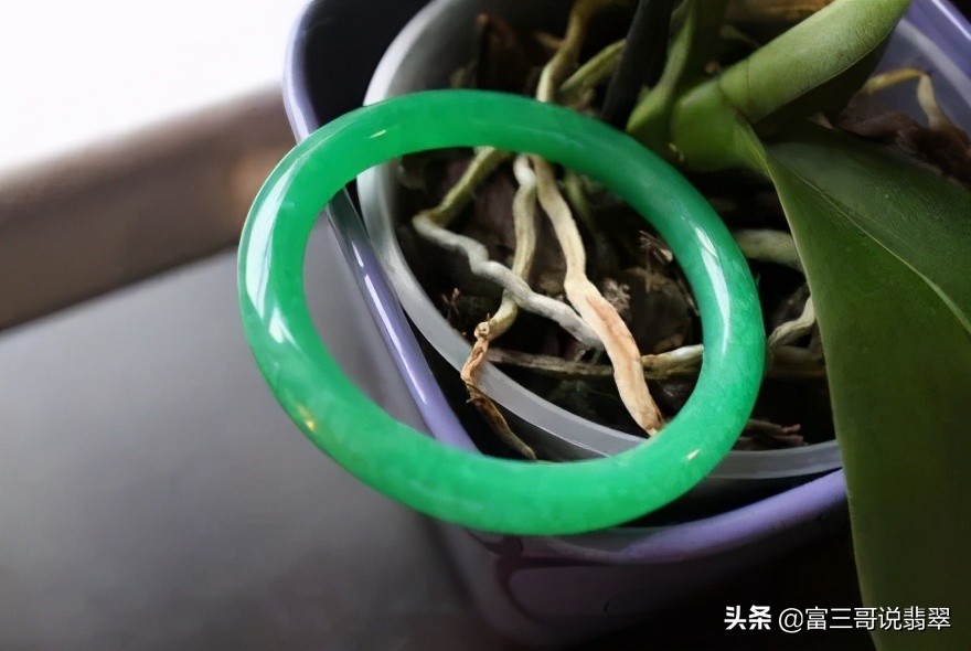 翡翠行家看货手法,翡翠新手怎么买最好