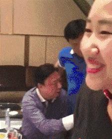 “老婆居然穿这种裤子出门，难怪大家都在看她，太丢脸了！”哈哈