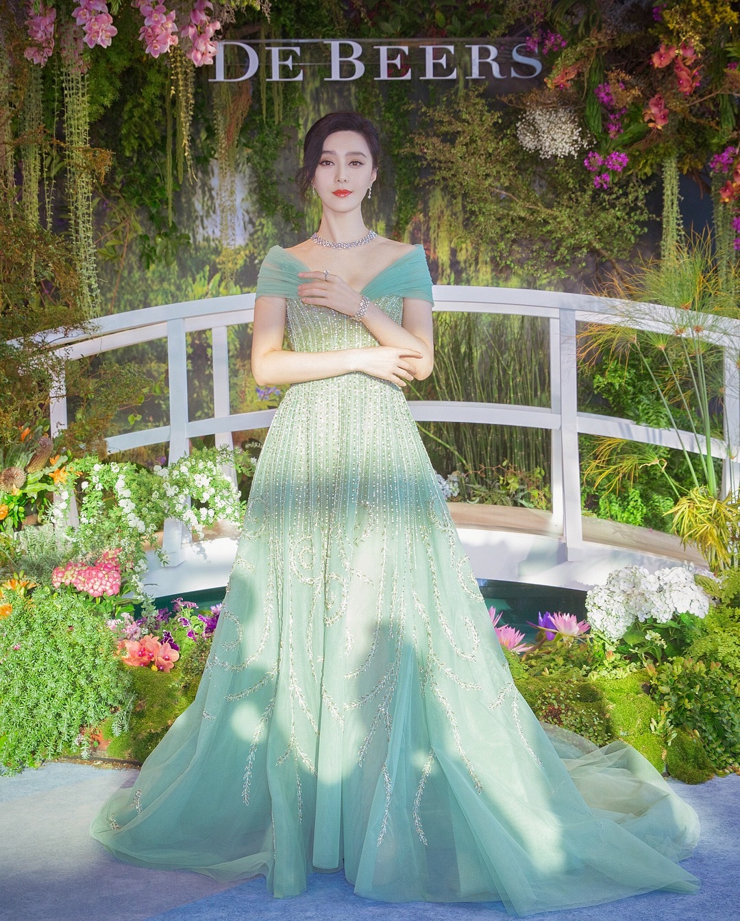 2022新款连衣裙洋气网红爆款绿色,绿色碎花连衣裙搭小白鞋还是高跟