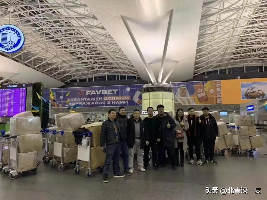 中国留学生“人肉”防疫物资回国：中转被扣17小时，带货人“有来无回”