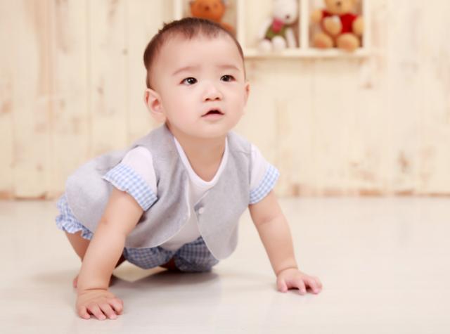 宝宝光脚需要穿袜子吗,小孩光脚和穿袜子哪个好