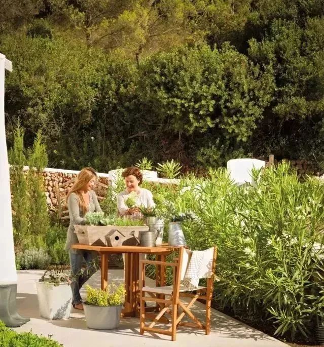 花园怎么布局才会有层次感,露台花园如何分休闲区和种花区