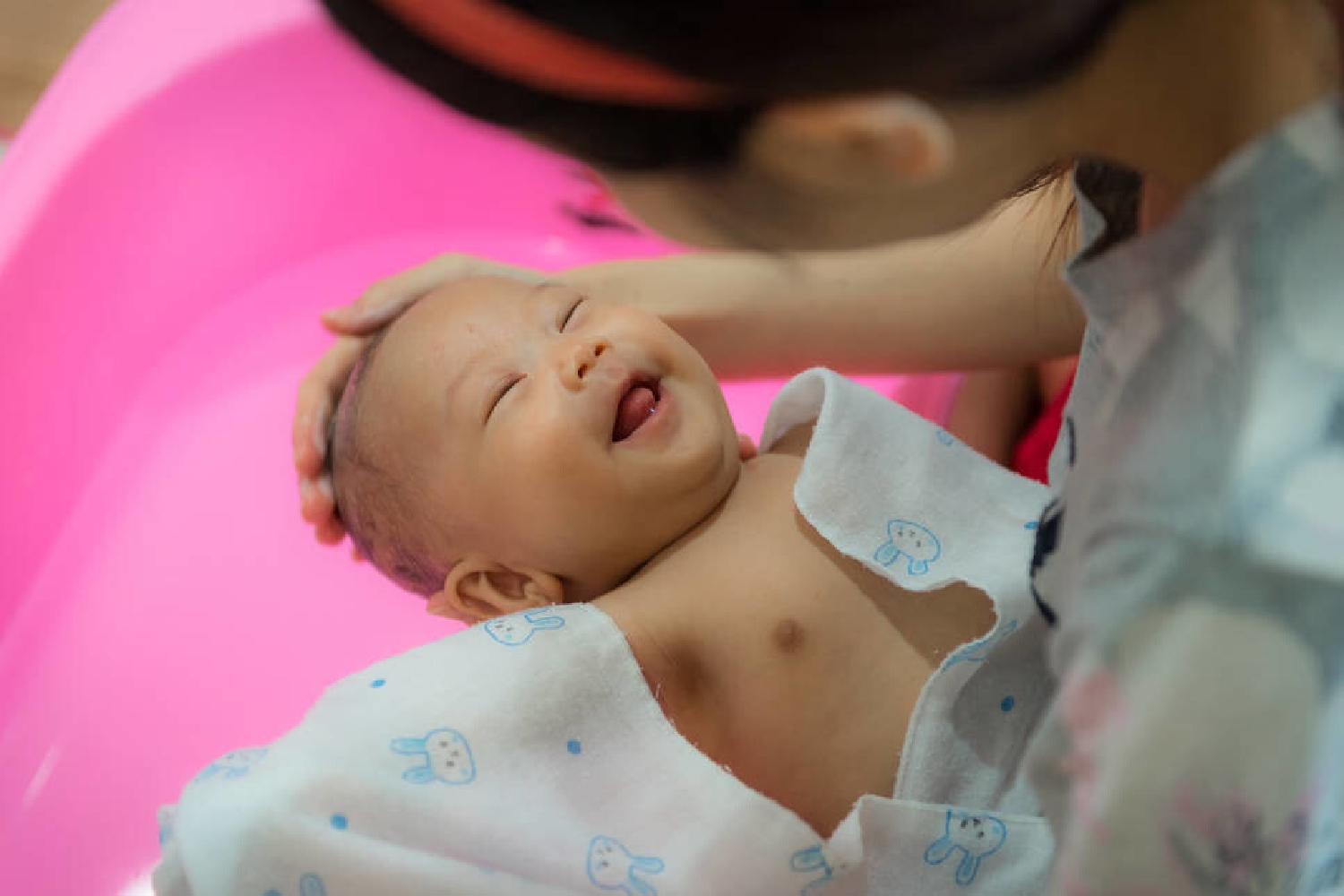 冬天浴霸正确使用方法,冬天多久给宝宝洗一次澡