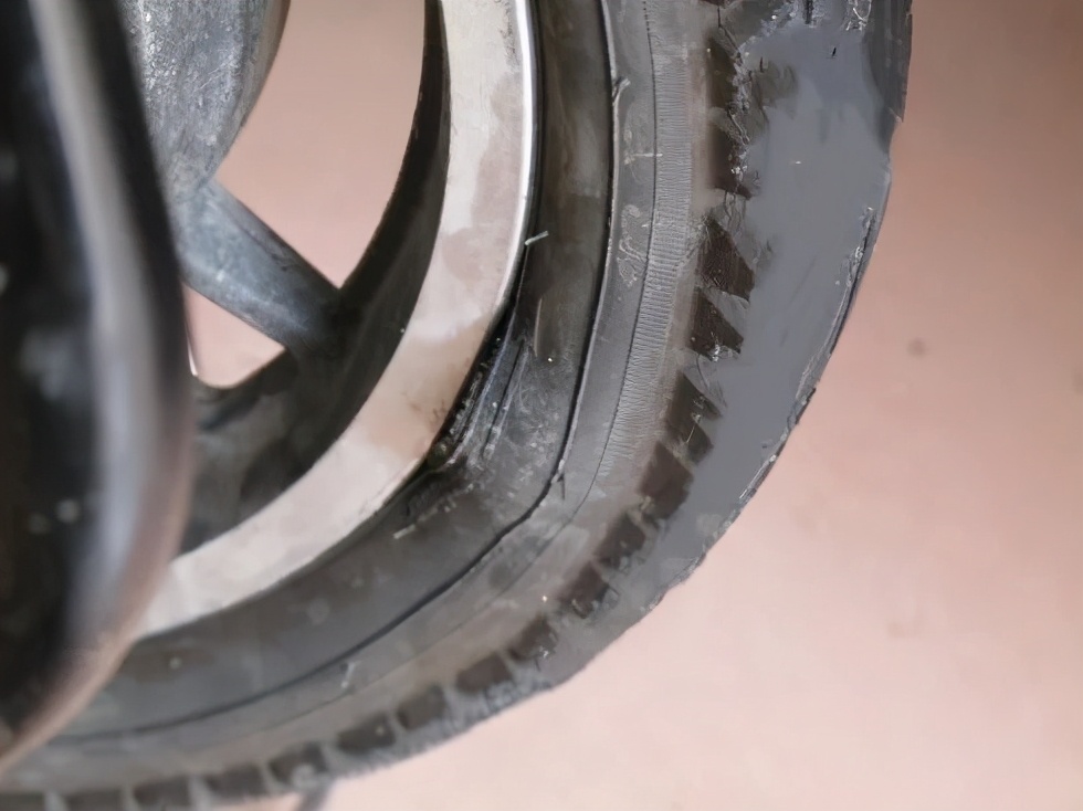 电动车爆胎了继续骑会怎么样,电动车前轮爆胎会产生什么后果