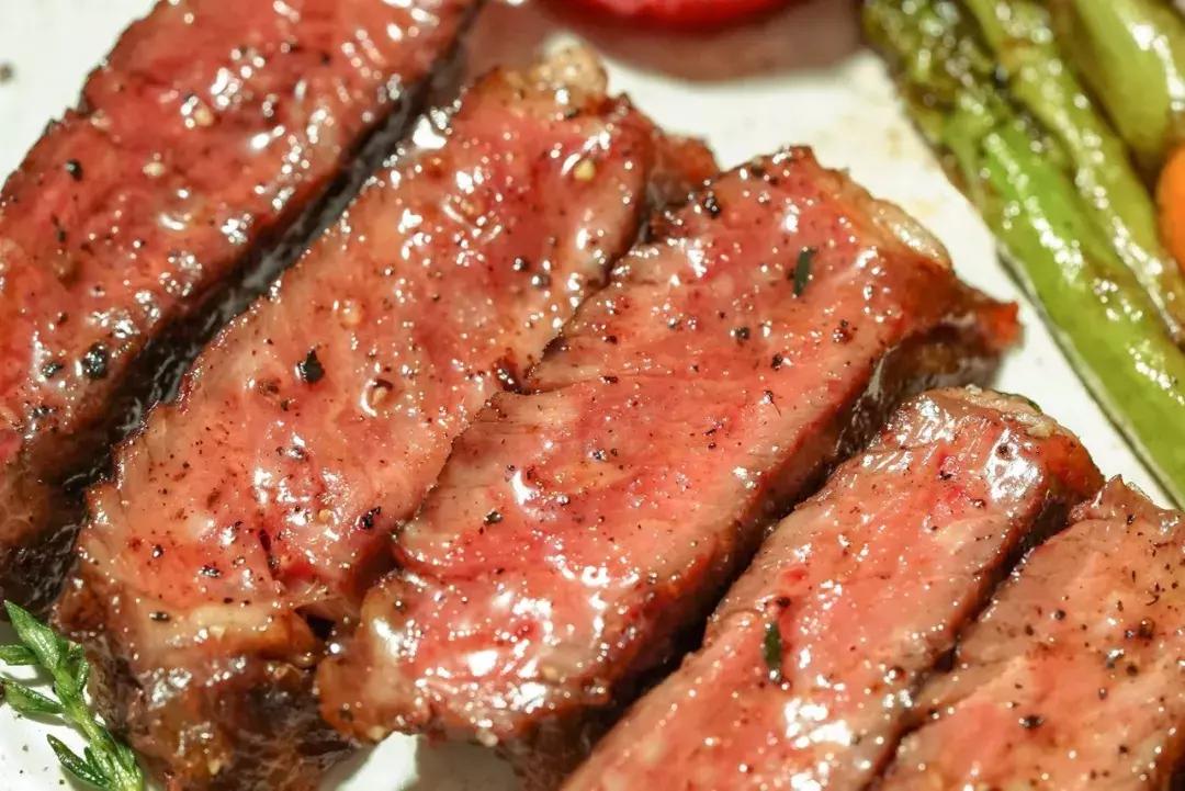 想让牛排够嫩又不太生？教你煎出7分熟完美牛排