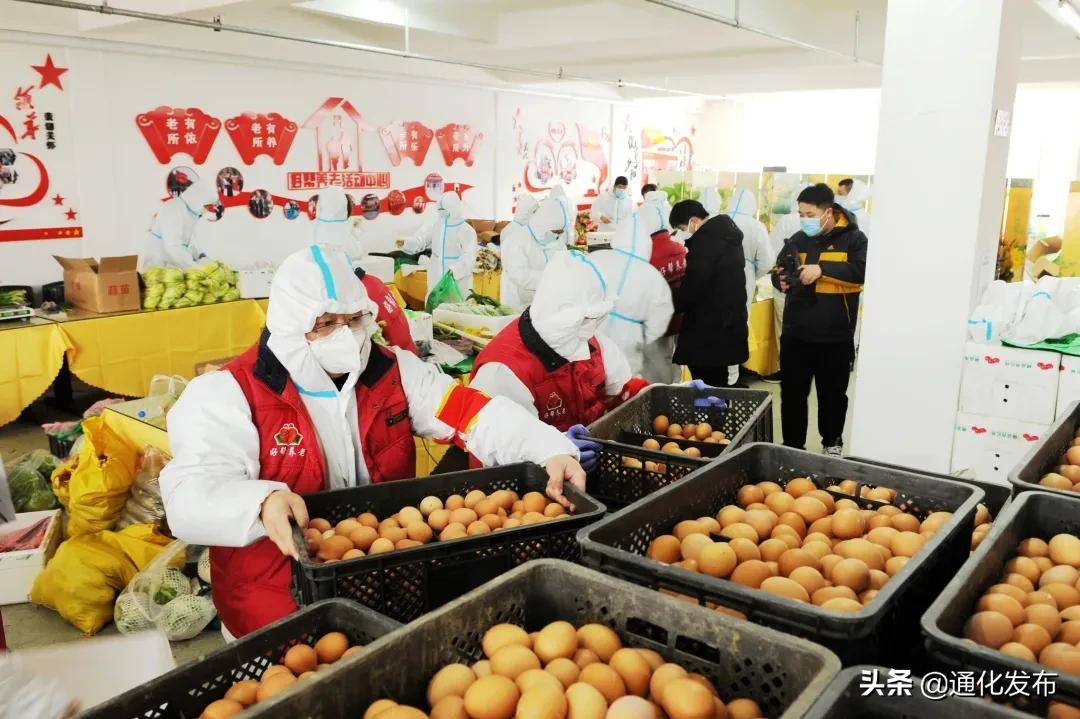 一辆载满物资的卡车正在飞速前进,生活保障物资车