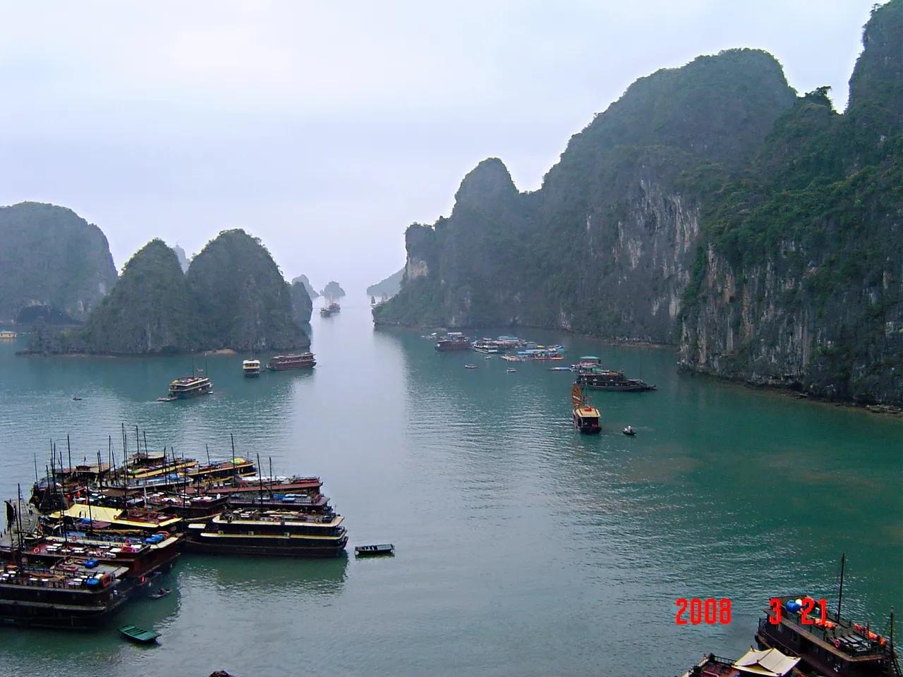 和欧美游客同船参加下龙湾一日游