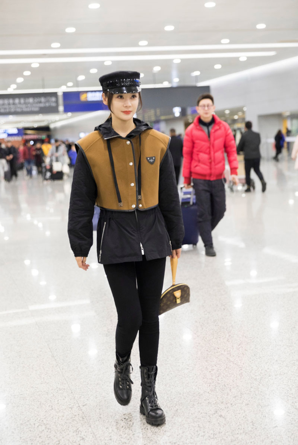 袁姗姗展现马甲线即帅气又好看,袁姗姗黑色西服造型曝光帅气十足