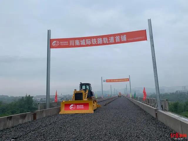 “天府成外”招生违规被叫停；天府新区“麓市”今晚约起，有惊喜