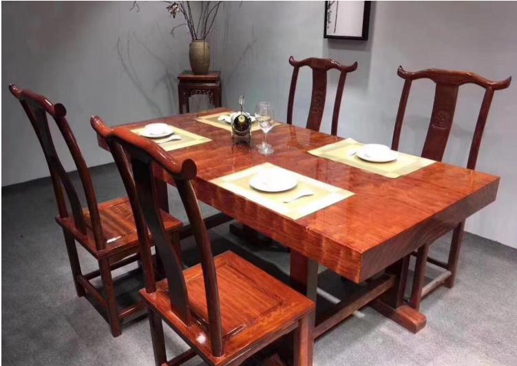 苏州家具城土豪桌*局骗**！8万天价桌出厂就9千，原料极像棺材板