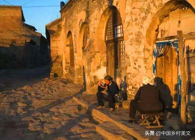 一家六七人住在一个窑洞,黄土高原窑洞土炕一家人睡一起吗