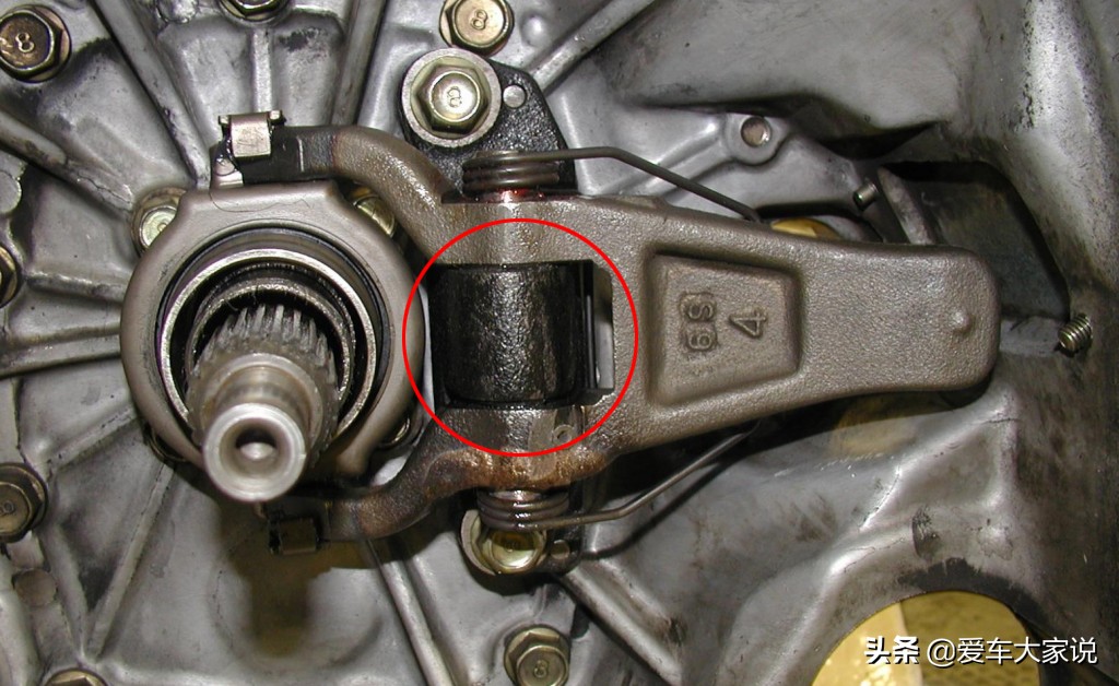 踩离合腿疼屁股疼怎么回事,踩下离合器挂挡费劲