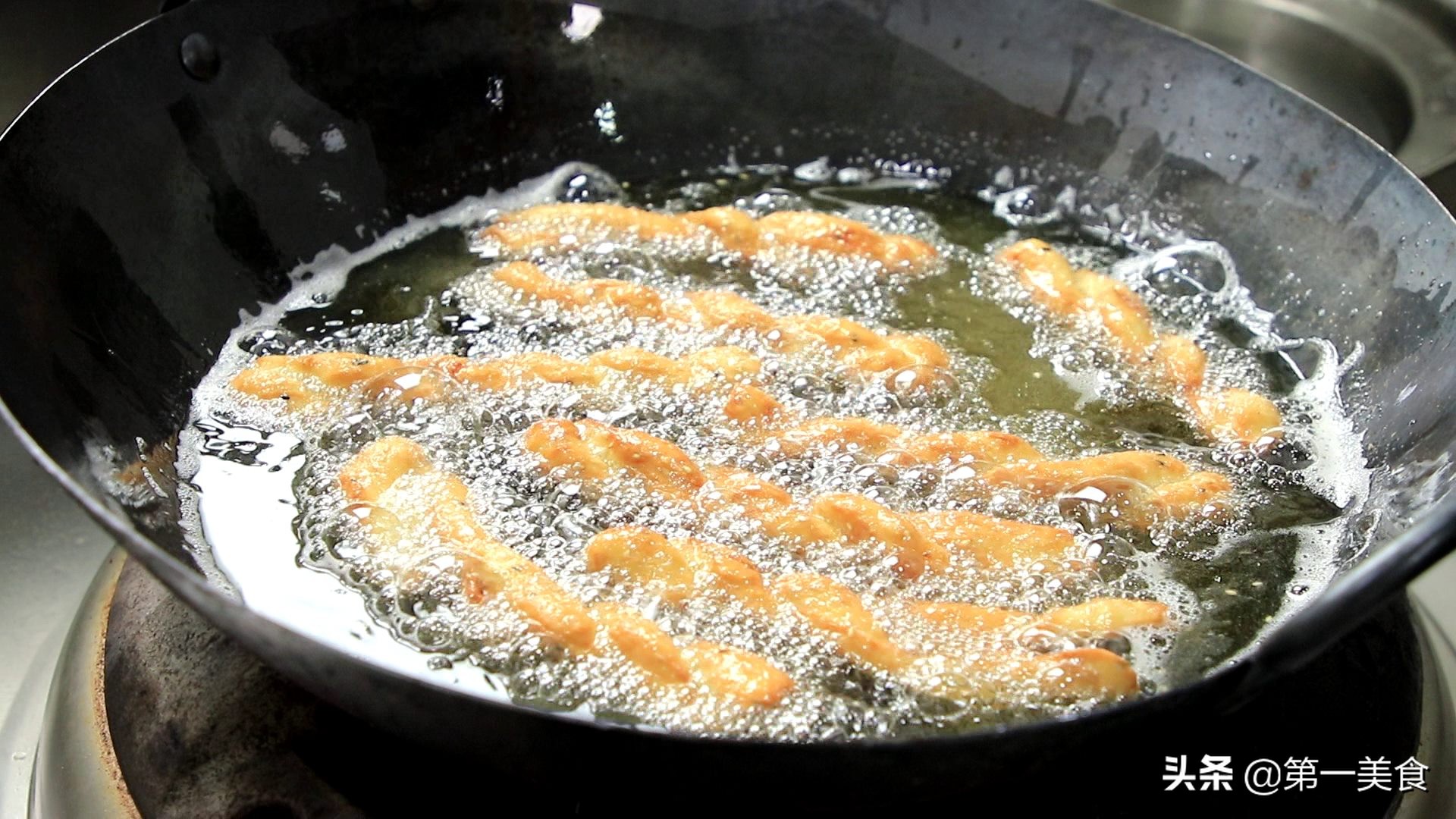 炸麻花怎样和面简单教程,炸麻花的做法和配方视频教程