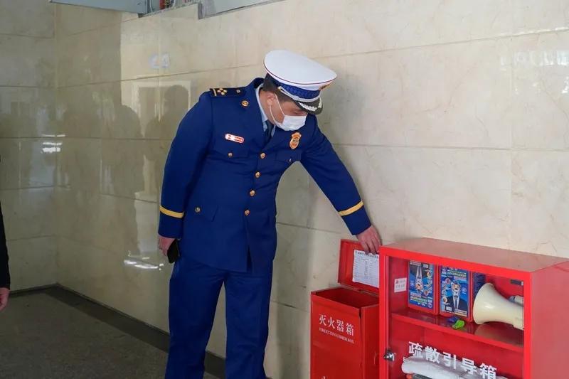 镇领导带队开展校园消防安全检查,重庆南岸区消防安全活动