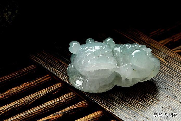 女士貔貅招财转运翡翠,买翡翠貔貅招财看大小吗