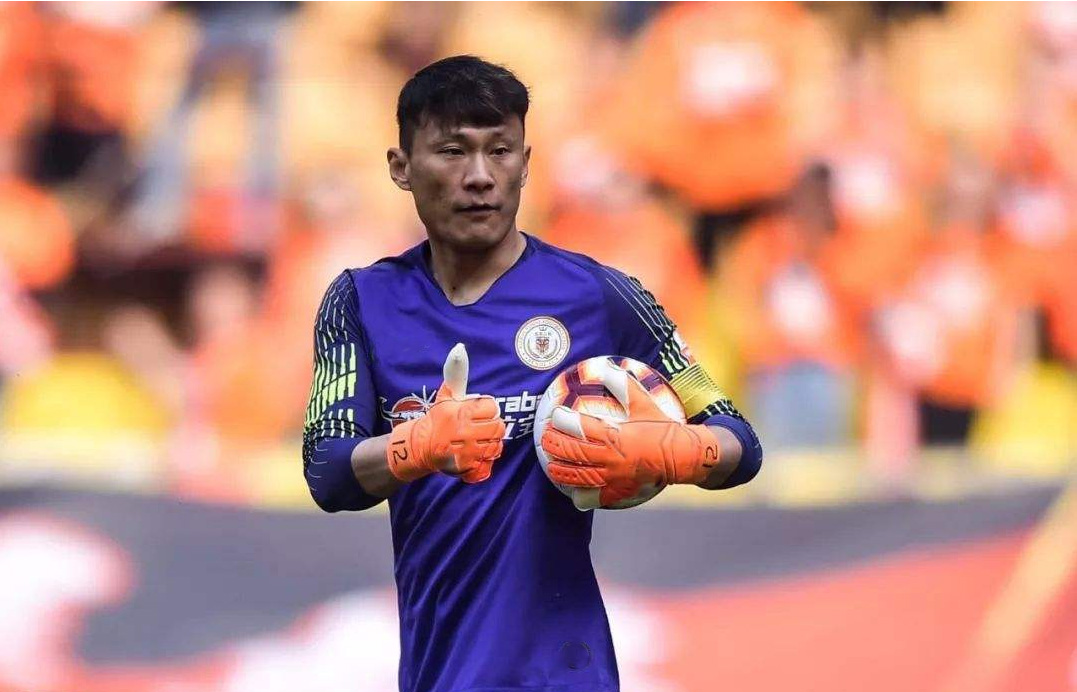 张烈：曾在25岁被封杀退役，两年后复出，一踢就踢到38岁