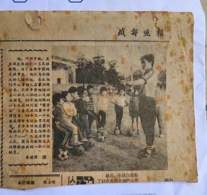 小孩儿在篮球场上踢足球,孩子体育场踢足球