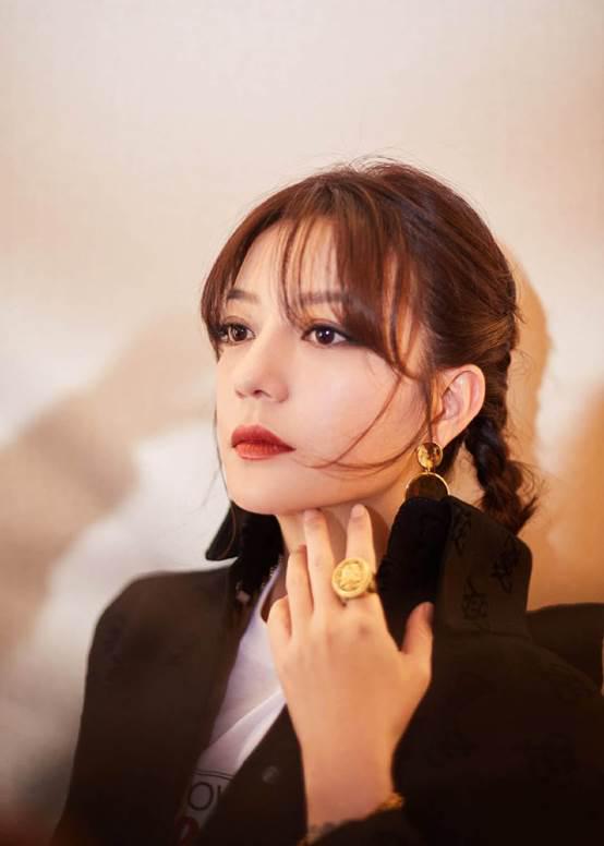 赵薇连帽卫衣穿搭,赵薇机场穿搭真时髦