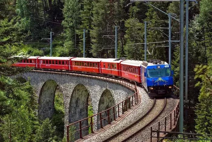 人生的行囊就背在了身上,人生的列车一人一行李