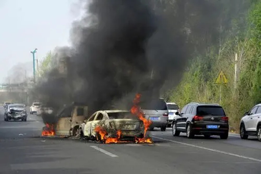 汽车行驶过程中起火怎么处理,汽车路上着火了要怎么处理