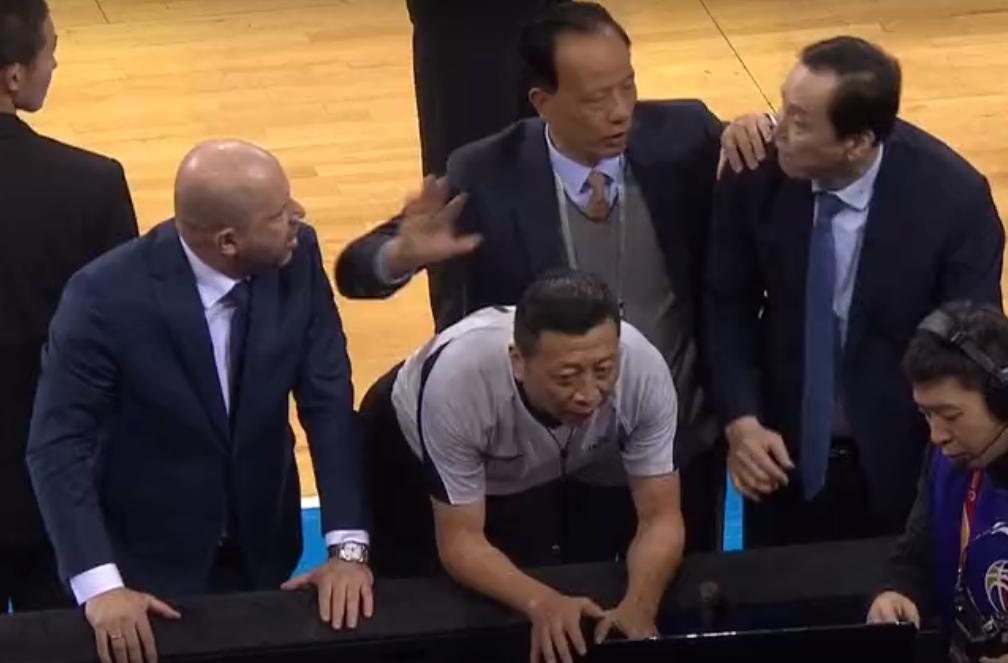 CBA北京德比上演火爆一幕双方主帅互喷险些打起来！