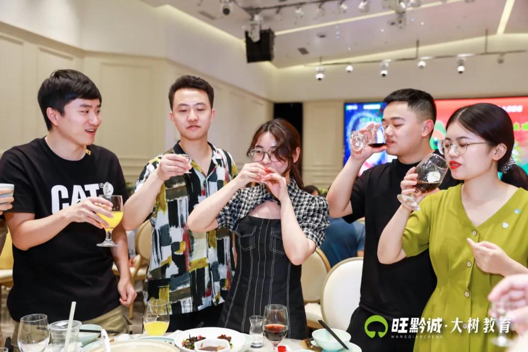 奖学金颁奖典礼完满结束主持稿,考试表彰大会进步奖怎么才能拿到