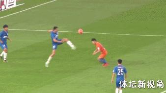 足协杯今晚再现争议判罚！鲁能悍将禁区险遭“踹头”裁判却无视